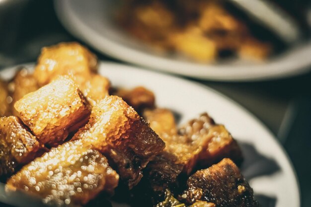 Masa mantecosa dulce asia o comida coreana Uso de fotos como fondo oscuro de diseño para restaurante comida callejera concepto de plato saludable e insalubre Color marrón amarillo