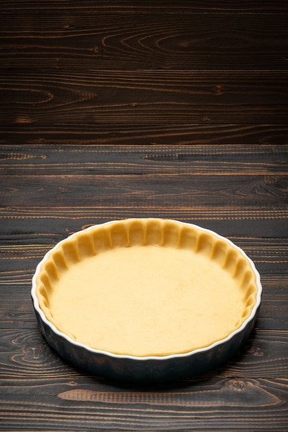 Masa de mantequilla para hornear tarta de quiche en forma de horneado