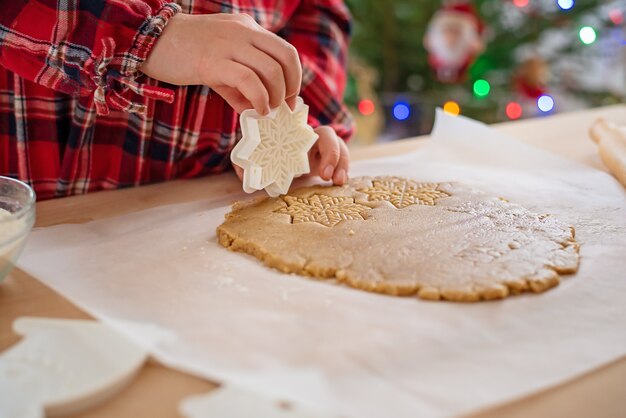 Masa de pan de jengibre con copos de nieve. Repostería navideña.