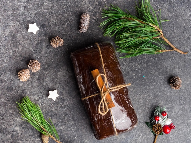 Masa de pan de jengibre de Navidad sobre fondo gris Conos estrellas de madera rama verde bayas rama de canela Tarjeta de Navidad Año Nuevo Imagen elegante atmosférica vacaciones de invierno