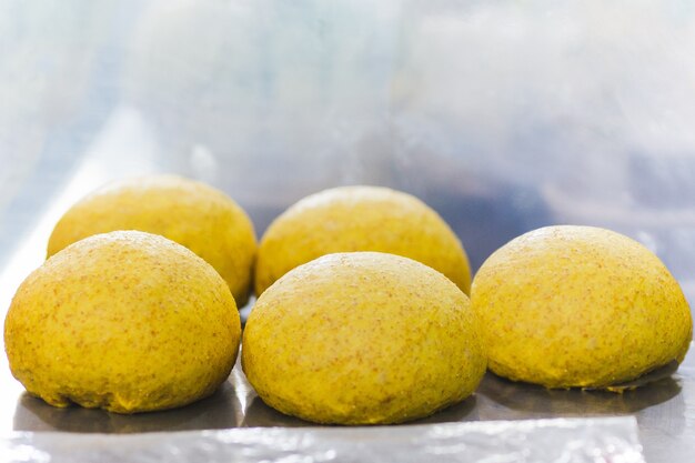 Masa de pan redondo en la mesa de la cocina