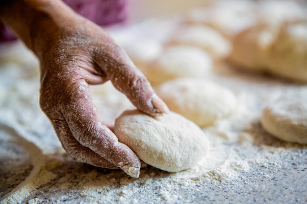 Masa de pastel de manos Cocina masas para hornear trozos de masa cruda Manos de mujer masa para pasteles Hornear en casa Masa de pasteles caseros en las manos de las mujeres Proceso de elaboración de pasteles