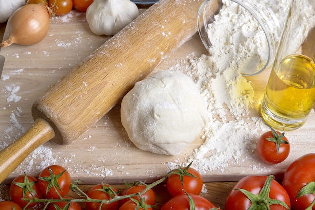 Masa de pizza e ingredientes