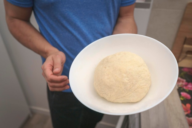 La masa de la pizza está lista en el tazón.