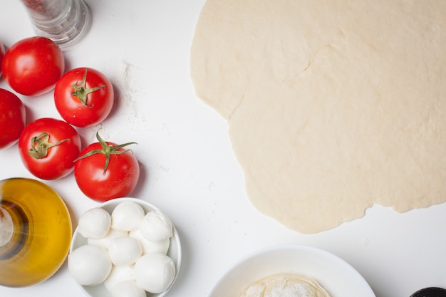 Masa de pizza con ingredientes.