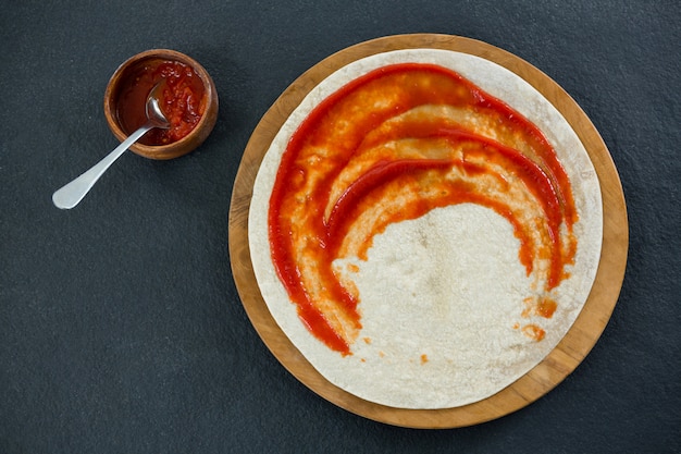 Masa de pizza con salsa de tomate