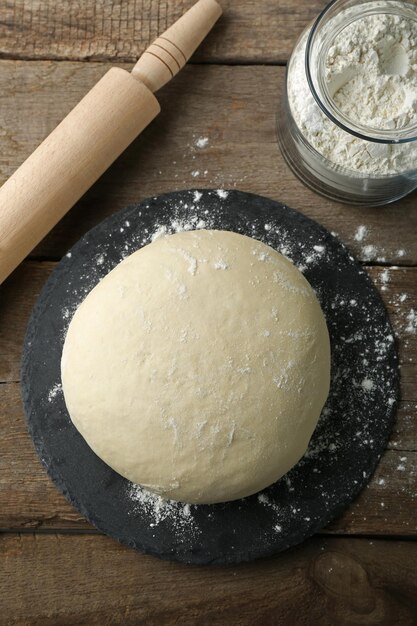 Masa recién preparada en una tabla de madera de cerca