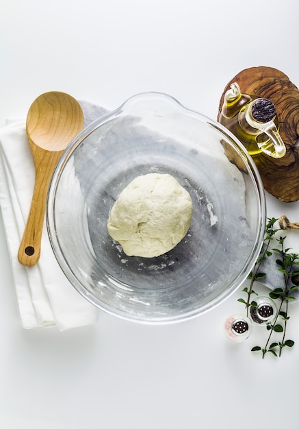 Masa en un recipiente de vidrio sobre la mesa