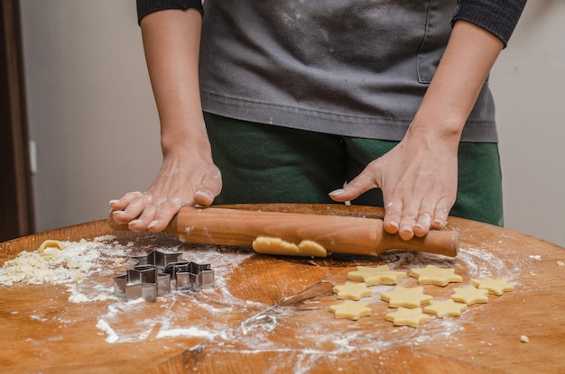 Masa rodante para galletas dulces en la cocina.