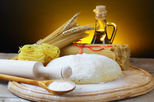 Masa sobre una tabla con accesorios de cocina