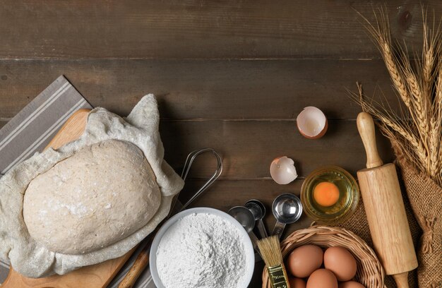 Foto masa de trigo y huevos frescos y equipos de panadería