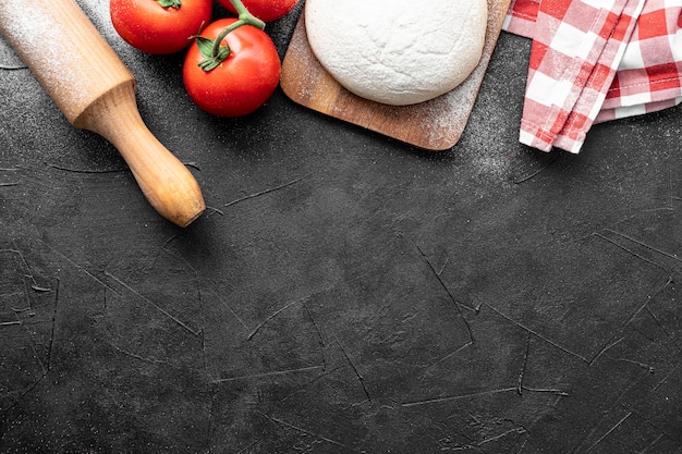 Masa y verduras para pizza con espacio de copia