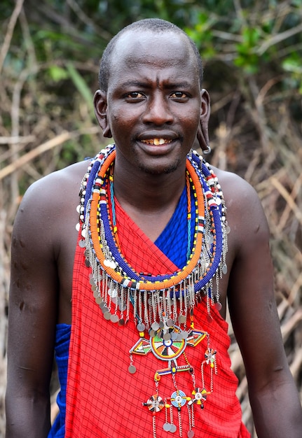 Foto masai mara, quênia - 13 de agosto: retrato da tribo masculina masai. parque nacional masai mara, 13 de agosto de 2015 no quênia