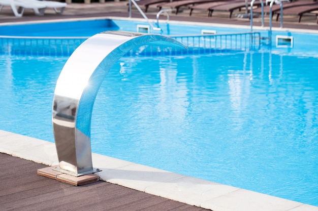 Masaje de agua en el primer plano de la piscina de verano.