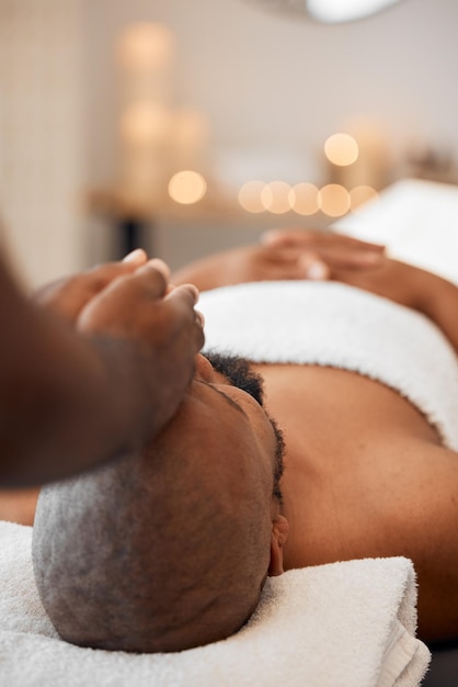 Masaje de cabeza de hombre negro o spa relajante en el salón de bienestar del hotel relajante o resort de lujo para el autocuidado de la salud mental o la paz Manos de terapeuta de masaje y aromaterapia zen para un manejo saludable del estrés