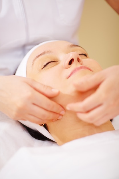 Masaje de cara en el salón de tratamiento de belleza