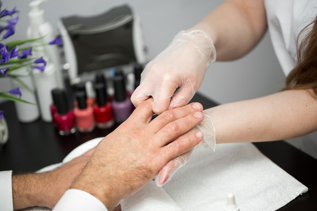 Masaje después de la manicura. Macro de manos masculinas y femeninas.