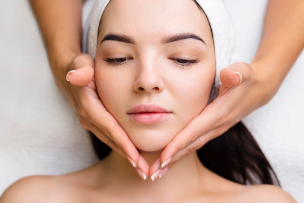 Masaje facial antiedad profesional Acción Tratamiento facial relajante en Spa Masaje facial relajante y rejuvenecedor para mujeres