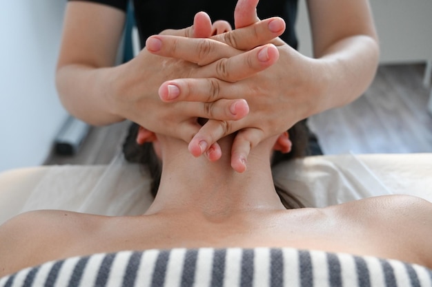 Foto masaje facial antienvejecimiento profesional tratamiento facial relajante en el spa concepto de masaje facial