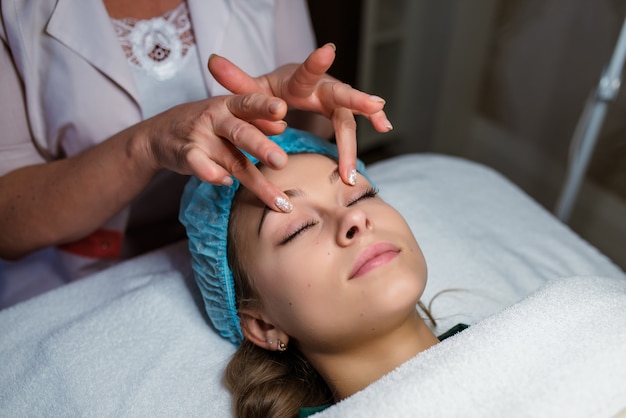 Masaje facial. Cosmetología.