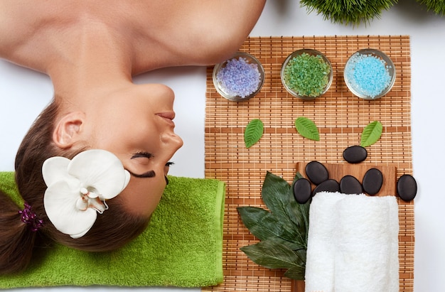 Masaje facial. gente, belleza, spa, estilo de vida saludable y concepto de relajación