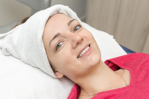 Masaje facial Mujer joven recibiendo tratamiento de masaje spa en el salón de belleza spa Cuidado de la piel Spa Cosmetología