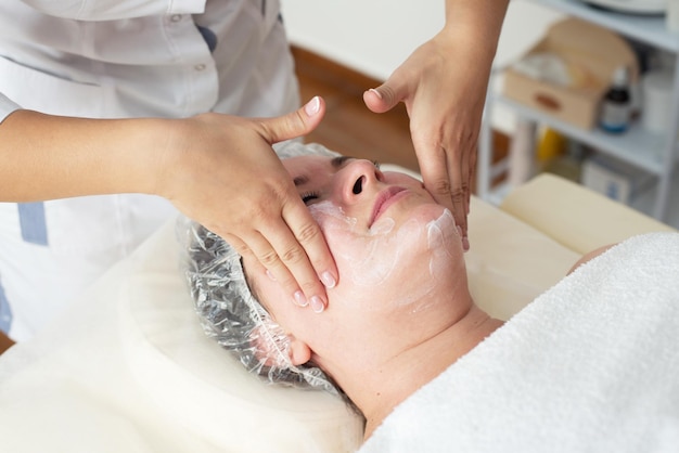 Masaje facial Primer plano de mujer recibiendo tratamiento de masaje spa en el salón de belleza spa