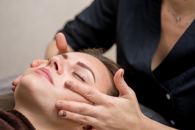 Masaje facial en el spa Esteticista hace masaje facial