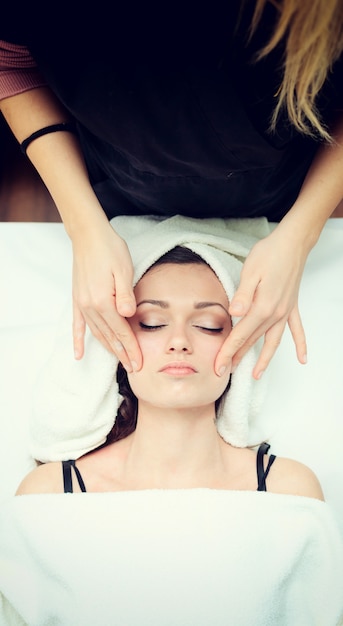 Masaje facial en el spa.