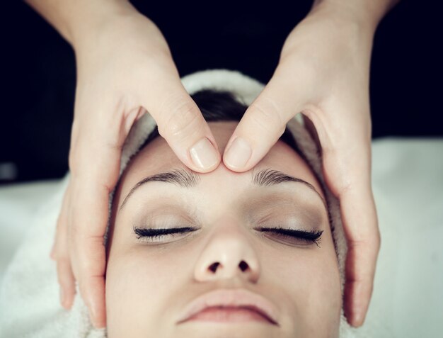 Masaje facial en el spa.