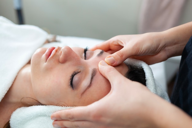 Masaje facial en el spa.