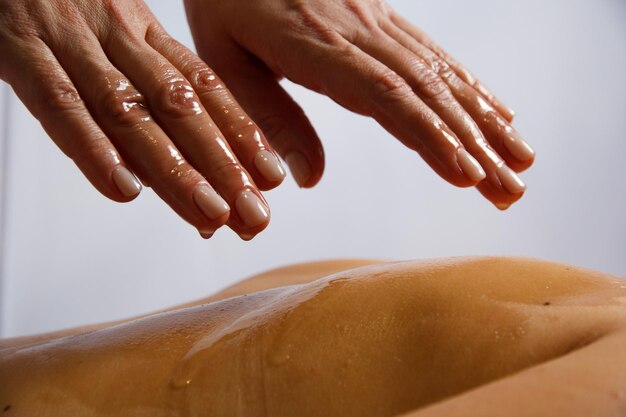 masaje de mano de una masajista en oil closeup haciendo un masaje en un salón de spa