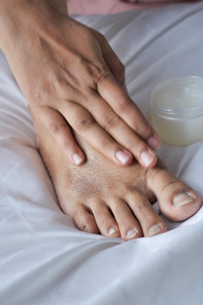 Masaje de manos de mujer sobre su dolor para aliviar el dolor.