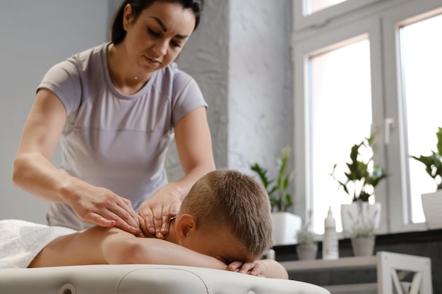 Masaje para niños en la clínica