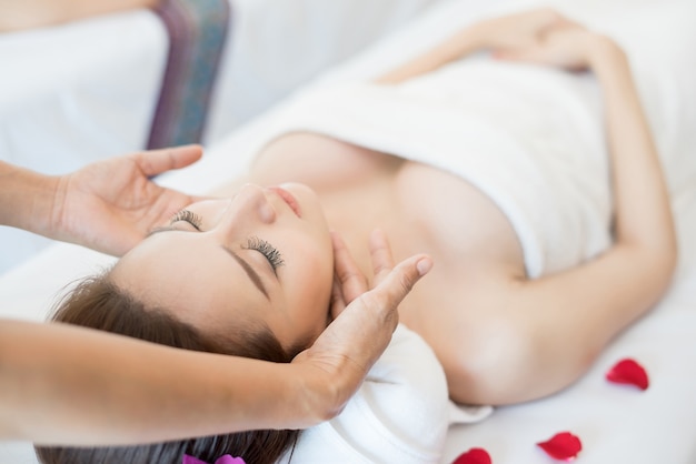 Masaje oriental tradicional y tratamientos de belleza. Hermoso joven tiene mujer de masaje en el salón de spa.