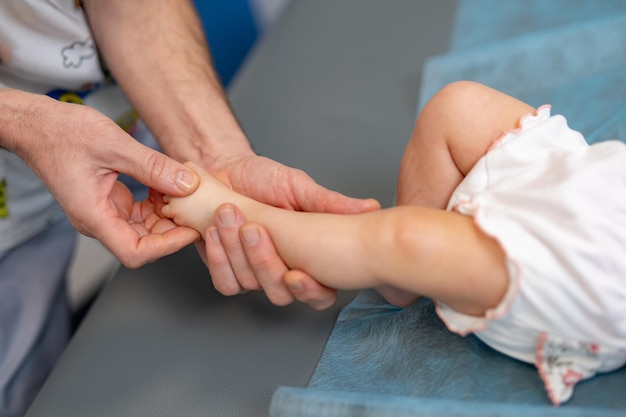 Masaje de piernas de bebé pequeño Masaje de pies para niños