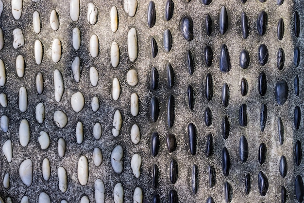 Foto masaje de pies con piedras de spa por la mañana. concepto de salud y el talón