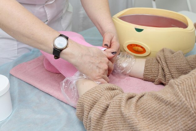 Masaje relajante en el pie en el salón de spa en el interior