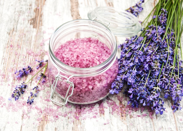 Masaje de sal con lavanda.