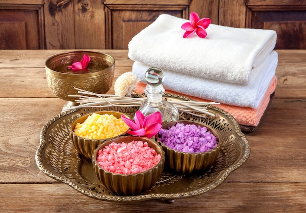 Masaje spa y exfoliante corporal con toallas compresas bolas y flores