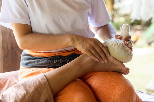 Masaje tailandés natural en spa Relajado en Spa Resort Belleza corporal Relajación y bienestar y cuerpo con masajista Concepto de spa sereno con estilo tailandés