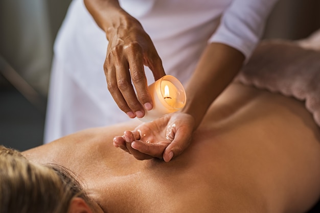 Masaje con velas en el spa