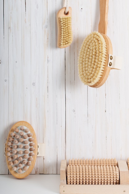 Foto masajeador de peine de madera cepillos sobre tablas de madera