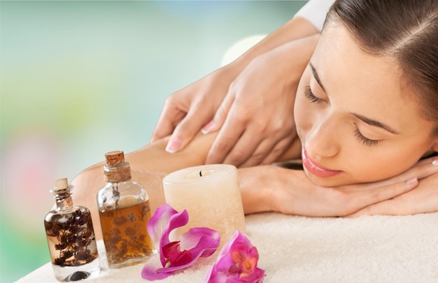 Masajista haciendo masaje en el cuerpo de la mujer en el salón de spa Concepto de tratamiento de belleza