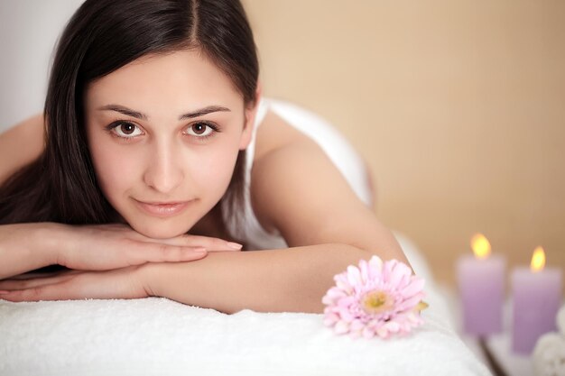 Masajista haciendo masaje en el cuerpo de la mujer en el salón de spa