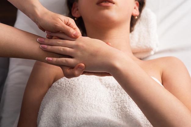 Masajista haciendo masaje de manos con aceite en el salón de spa Procedimientos de spa Concepto de cuidado corporal Vista de cierre