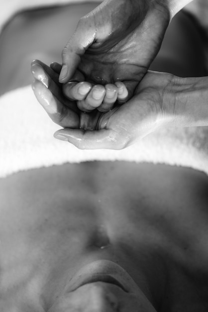 Masajista de masaje con aceite de aromaterapia ayurvédica con aceite ayurvédico para masaje corporal