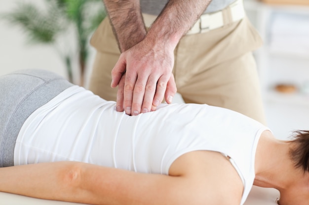 Masajista masajes a la espalda del cliente