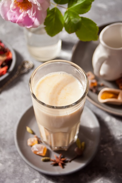 Masala chá chai com leite e especiarias.