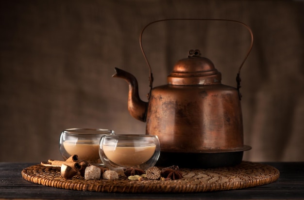 Masala chai especiarias e picante em uma mesa de madeira